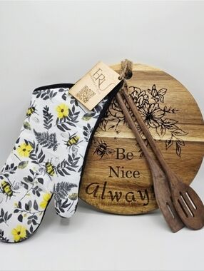 Hand-Finished Acacia Wood Artisan Bee Gift Set - 'Be Nice Always'